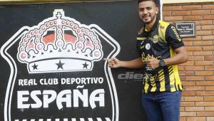 El mediocampista Alejandro Reyes posando con la camisa del Real España en su primer día como aurinegro. Fotos Neptalí Romero