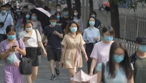 Las autoridades chinas han cerrado una zona cerca de la capital, Pekín, por el brote de coronavirus que mantiene en alerta amarilla al país. Fotos AFP