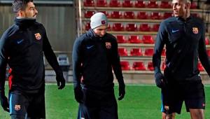 Yerry Mina junto a Luis Suárez y Lionel Messi en el entrenamiento del Barcelona.