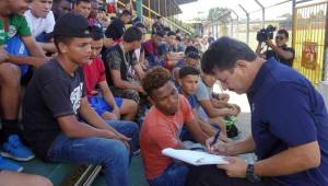 El técnico Mauro Reyes comenzó la evaluación de nuevos prospectos en el Honduras Progreso. Foto @HondurasProgreso