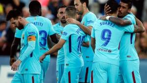 Los jugadores del Barcelona festejando el gol de Paulinho.