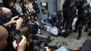 La directiva del Barcelona sigue sin pronunciarse por los incidentes y se ha conocido que está presionado para que el partido se suspenda. Foto AFP
