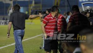 Momento en que el entrenador Héctor Vargas discrepaba con los aficionados.