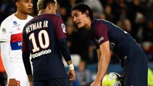 Neymar y Cavani protagonizaron un momento de polémica por querer cobrar un penal ante el Lyon.