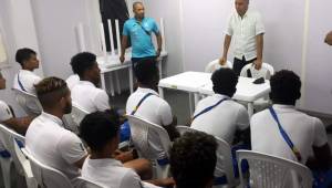 Los jugadores de la Sub-21 de Honduras escuchan atentos las palabras de Alexis Mendoza. Foto Cortesía