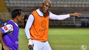 El volante Deybi Flores hablando con Javier Portillo en uno de los entrenamientos del Olimpia antes de medirse al Marathón. Fotos cortesía Olimpia