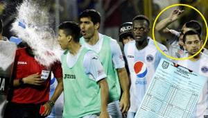 Este fue el momento cuando el árbitro Saíd Martínez es agredido por el kinesiólogo del Motagua, Jorge Pacheco. Foto Neptalí Romero