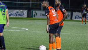 Elison Rivas anotó golazo de tiro libre en su estrenó con la camisa de el Águila de El Salvador.