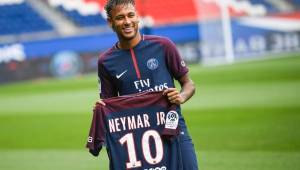 El brasileño Neymar luciendo los colores del PSG y posando con la camisa 10 que llevará ahora en esta nueva aventura por la capital francesa. Foto AFP