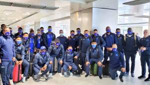 La Selección de Honduras en el aeropuerto de Salónica donde aterrizaron tras viajar desde Bielorrusia y preparar el partido del domingo. Foto cortesía | Fenafuth
