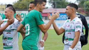 Los futbolistas hondureños siempre suelen darse o chocar la mano antes de los encuentros; por el coronavirus se ha prohibido hacerlo. Fotos Neptalí Romero