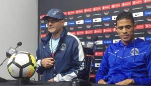 El entrenador del Motagua, Diego Vázquez, en la conferencia de prensa junto a Juan Pablo Montes, capitán de los azules.
