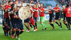 El Bayern celebrando al término del partido que son campeones de Alemania.