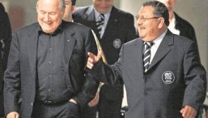 El hombre fuerte que por muchos años dominó el fútbol de Guatemala, Rafael Salguero, caminando junto a Blatter cuando este dominaba la FIFA.