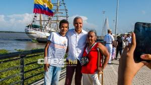 En el Malecón de Barranquilla, doña Martha observó a Alexis Mendoza y se levantó con su muleta para poder saludar al ex entrenador del Júnior.