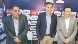 Los miembros de la Fenafuth, José Ernesto Mejía, junto al técnico Jorge Jiménez y Edwin Pavón que representa a los entrenadores.
