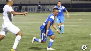 Rigoberto Rivas marca a un rival nicaragüense. Foto:Feifut