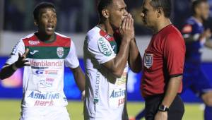 Los jugadores de Marathón Carlos Perdomo y Jhon Suazo le reclaman al árbitro Geovany Mendoza por el penal que les sancionó contra Motagua. Foto archivo