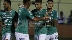 José Lobo celebra su gol con los compañeros en El Progreso.