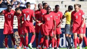 Los jugadores canadienses celebran uno de los goles ante Martinica.