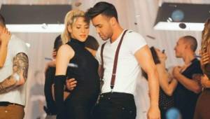 La colombiana Shakira sigue enamorando a todos con sus ardientes bailes en sus canciones.