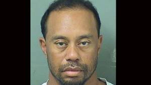 Tiger Woods fue arrestado la mañana de este lunes después de manejar bajo los efectos del alcohol.
