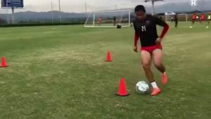 Roger Rojas por aparte del grupo de jugadores del Alajuelense.