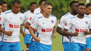 El defensor argentino del Olimpia, Esteban Espíndola, critica las canchas hondureñas.