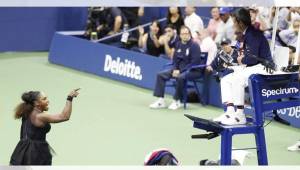Serena Williams arremetió e insultó al juez de silla en la final del US Open que perdió frente a Naomi Osaka.