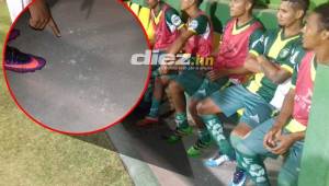 Los suplentes del Juticalpa encontraron sal regada en su banquillo y acusaron al Motagua de ello. Fotos Juan Salgado