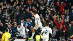 Casemiro celebrando su anotación con los aficionados del Real Madrid.