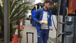 El lateral del Orlando City de la MLS, Danny Acosta, cuando abordaba la unidad donde viajaba Honduras a Ciudad de Este. Fotos cortesía @Fenafuthorg