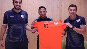 Emilio Izaguirre posando con la camisa del Al Faiha de Arabia Saudita. Será la tercera camisa que defenderá en su carrera.