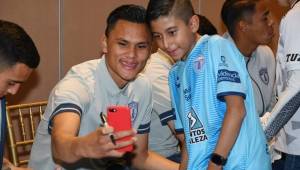 El defensor hondureño Denil Maldonado se saca una selfie con uno de los niños aficionados del club en su llegada a Toluca para el juego de Copa. Fotos cortesía