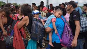 Mujeres y niños están pasando a México de acuerdo a orden del gobierno azteca.