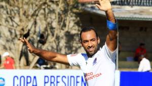 El defensor del Olimpia, Fabio de Souza, se solidarizó con el jugador del Motagua, Santiago Vergara a quien le han detectado una enfermedad. Foto Archivo