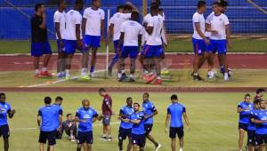 Ambos equipos en la cancha del estadio Olímpico.