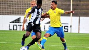 El defensor hondureño, Bryan Barrios, en acción con el Real Balompédica de la tercera división de España. Fotos cortesía