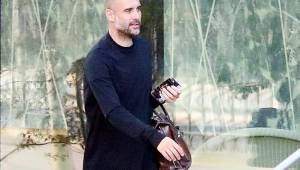 Pep Guardiola sorprendió por su bolso de hombre que lucía en las calles de Manchester.