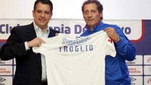 El entrenador Pedro Troglio cuando fue presentado hace un año en el Olimpia, equipo al que llevó a la final y ahora lo tiene peleando en grande en Concacaf.