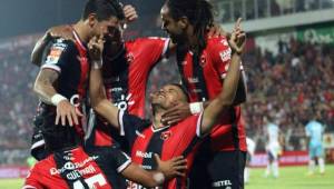 Jonathan McDonald anotó el solitario gol del triunfo de Alajuelense ante Herediano. Fotos La Nación y Everardo Herrera.