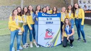 Las campeonas de Atletismo de la Escuela Internacional Sampedrana en categoría Sub-19 posan felices con sus medallas.