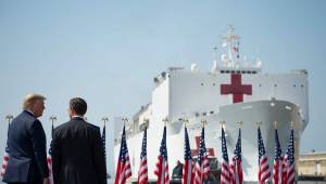 El Presidente de Estados Unidos, Donald Trump, ha estado al frente de la emergencia y supervisa el barco hospital que zarpó rumbo a New York. AFP