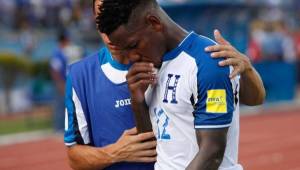 Romell Quioto no tuvo un gran partido ante Panamá. Aquí es consolado por Oliver Morazán tras la derrota en debut de la Hexagonal de Concacaf.