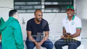 Caue Fernández y Costly muy sonrientes fuera del camerino en el estadio Excélsior.