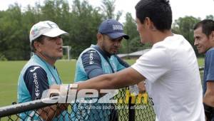 Andy Najar conversó con el técnico de Honduras Jorge Luis Pinto previo al entreno en Washington. El volante se pierde la doble fecha eliminatoria de junio. Foto DIEZ