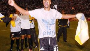 Pedrinho llegó a Honduras en diciembre del 2002 y un año después, se coronó campeón con Real España en 2003 y esta es una imagen imborrable en el Nacional.