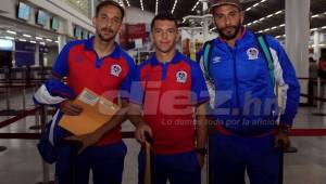 Los argentinos Matías Morales, Matías Garrido y Jonathan Ferrari se van juntos en el primer vuelo del Olimpia a Canadá. FOTO: Moisés Valenzuela