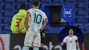 Lionel Messi viendo el monitor del VAR tras el gol que le anularon en el Argentina-Paraguay.