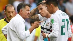 El entrenador de los mexicanos, Juan Carlos Osorio, dando indicaciones a Carlos Salcedo y Edson Álvarez, los dos defensores centrales. Foto AFP